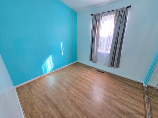 Building Photo - Stylish 4-Bedroom Home Near Red Hawk Golf ...