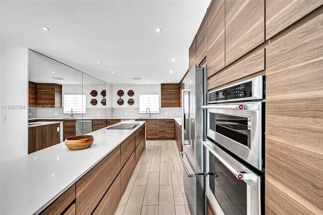 Building Photo - 1080 NE 104th St