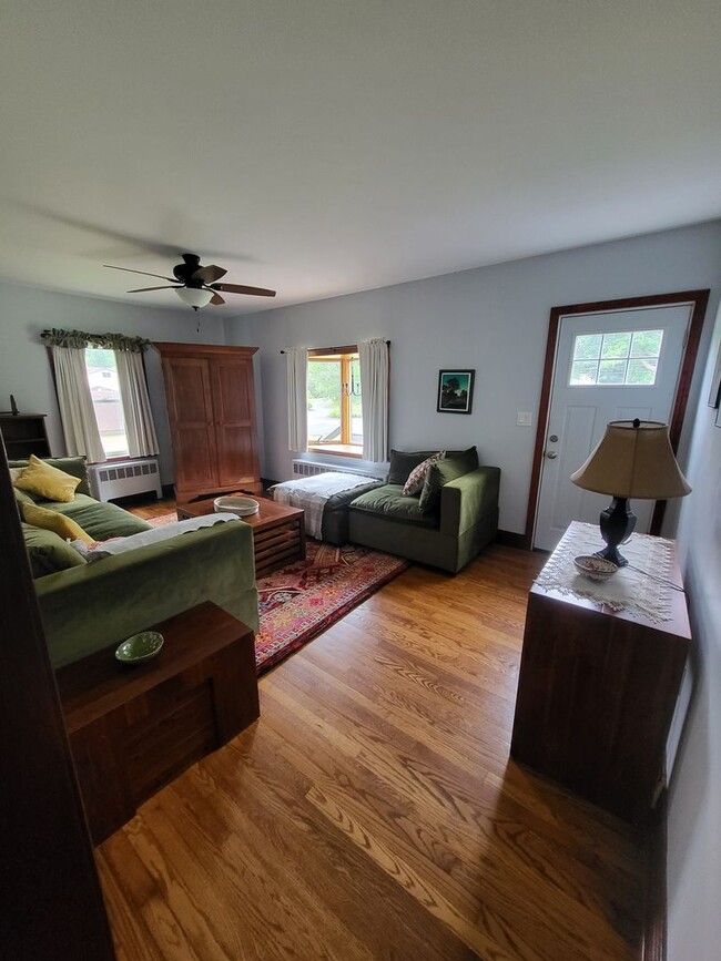 Building Photo - Cozy & Bright 2-Bedroom Home in Middlefield