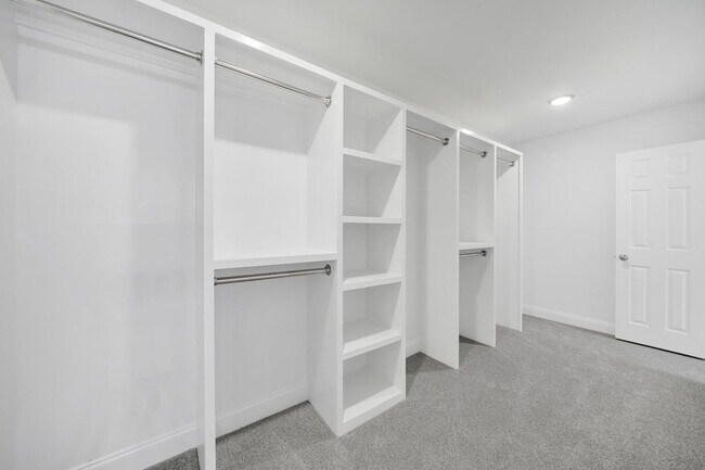 Building Photo - Beautiful Five Bed Three and Half Bath Hom...
