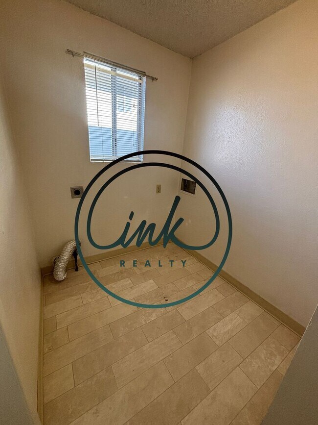 Building Photo - NO1404-1404 N. Edmonds Dr.