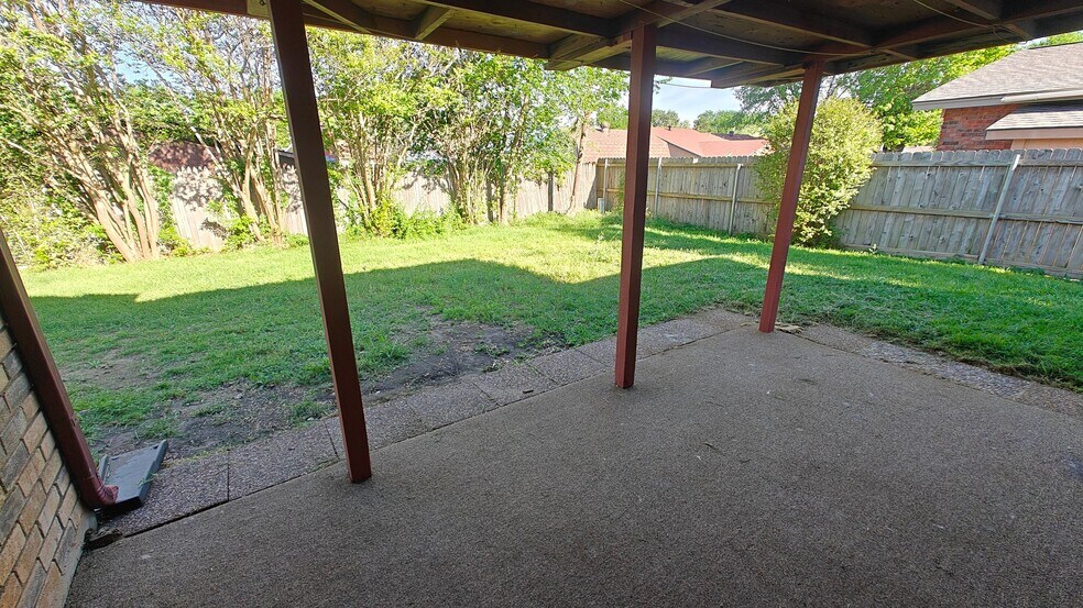 Building Photo - 2705 Treeview Dr