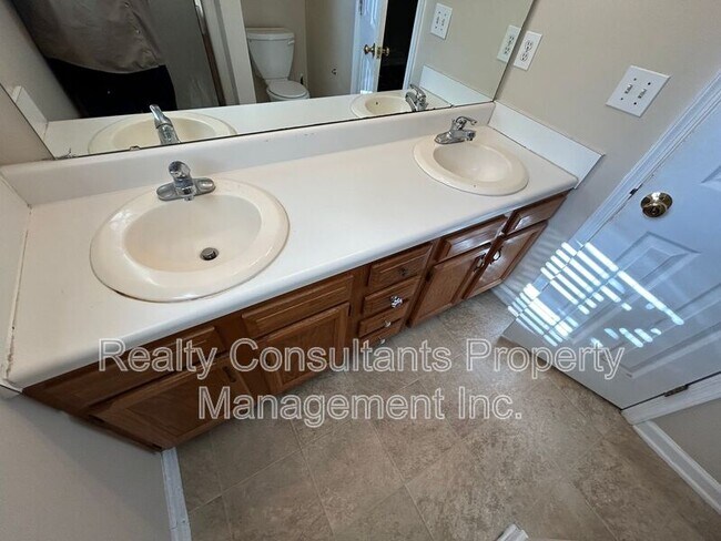 Building Photo - 600 Summerwalk Rd