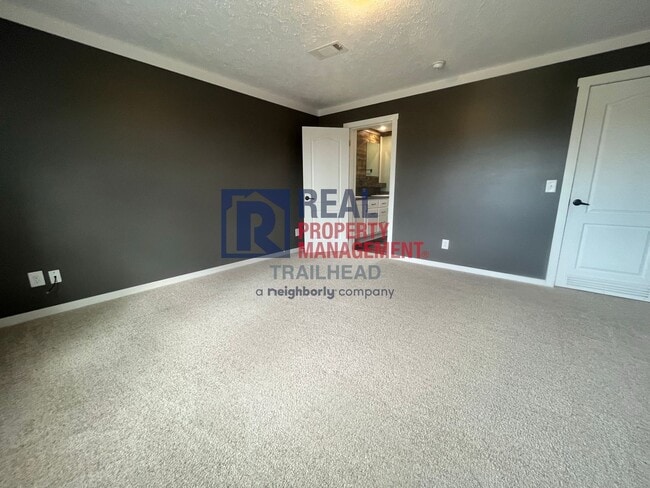 Building Photo - 3 Bed / 2 Bath Farmhouse Styled Home – Move In Ready