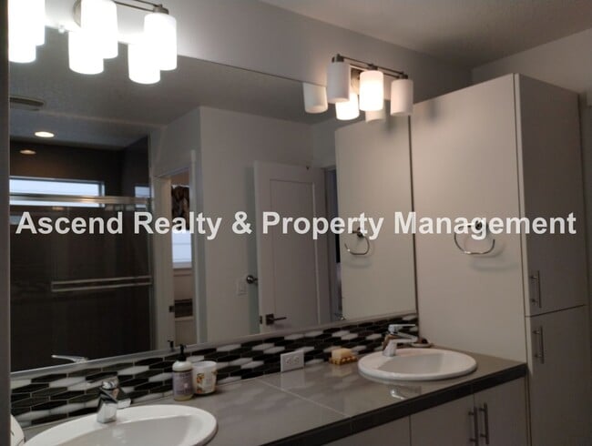 Building Photo - Like New 4 Bed Beauty Full Bed & Bath on M...
