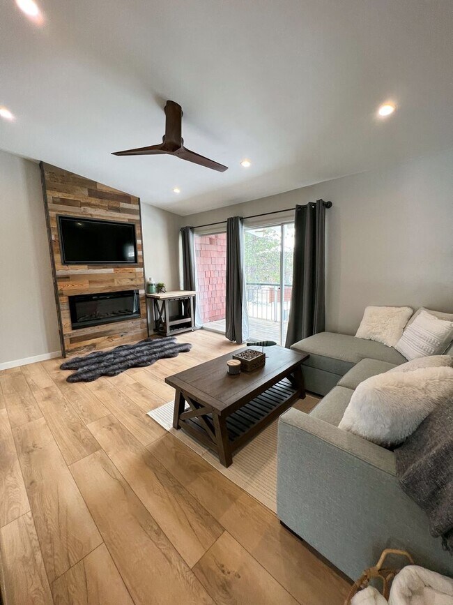 Building Photo - CALL FOR SPECIAL!!!Open for FALL and Winter!! Private Beach!!!  FULLY FURNISHED! Simplicity in a ...