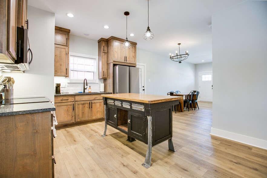 Building Photo - 1009 Holiday Dr