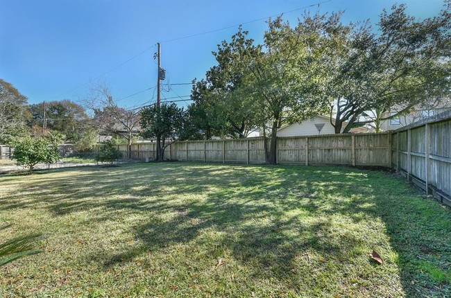 Building Photo - 1349 Martin St
