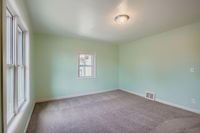 Building Photo - 610 Fairview Ave N