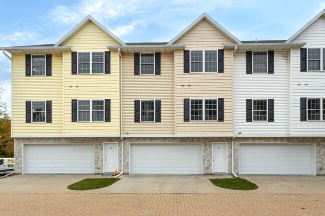 Building Photo - 220 E 37TH St