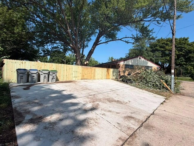 Building Photo - 5629 W Lincoln Creek Dr