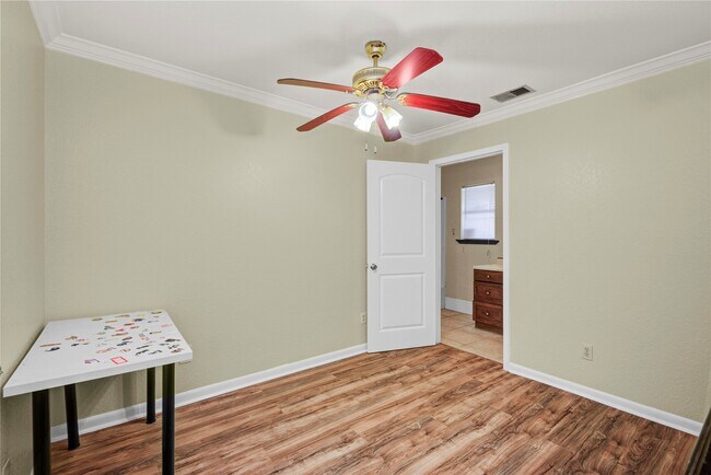 Building Photo - 8565 Ridgepoint Dr