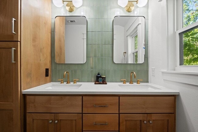 Building Photo - 4905 Duval St