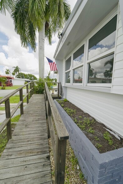 Building Photo - 8520 SW 18th Ct