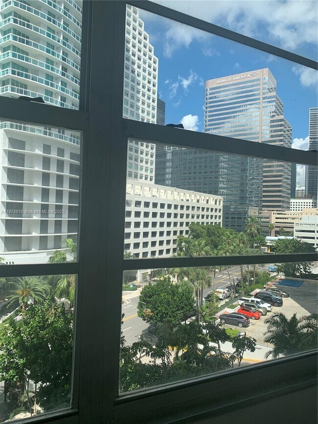 Building Photo - 999 Brickell Bay Dr