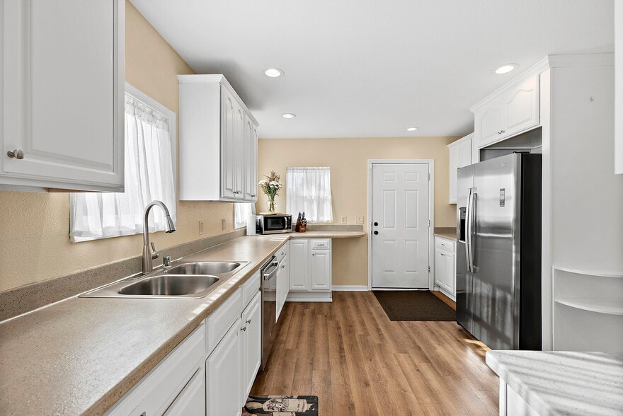 Building Photo - 126 E 43rd St