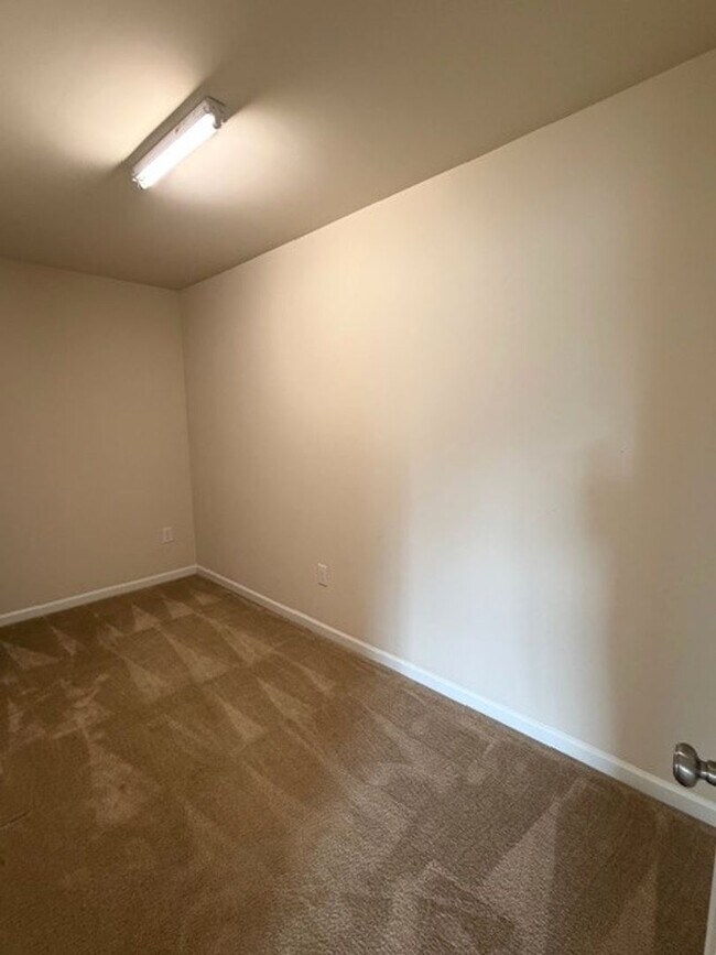 Building Photo - ~~ Luxurious End Unit 3-bedroom Townhome ~~