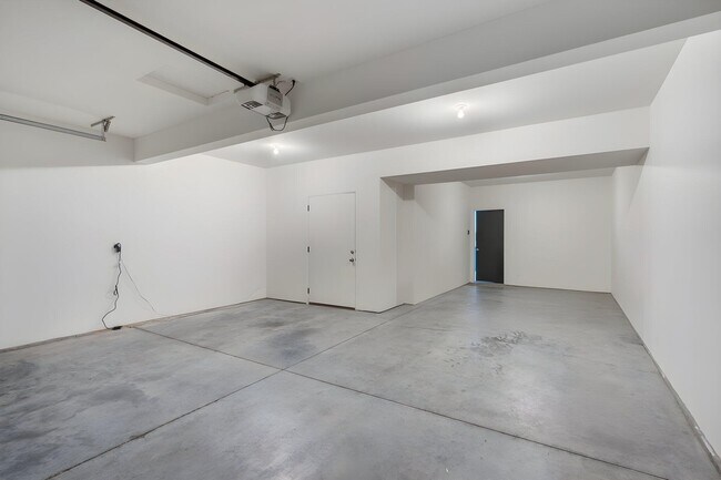 Building Photo - 3201 Crestwood Ln