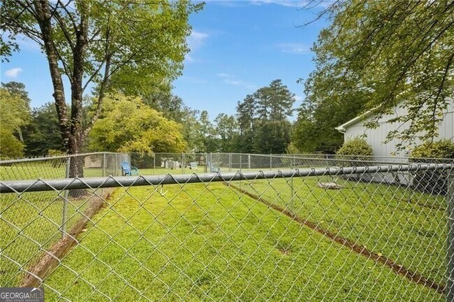 Building Photo - 3020 Land Rd