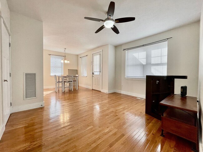 Building Photo - Four Bedroom Home in Eastown