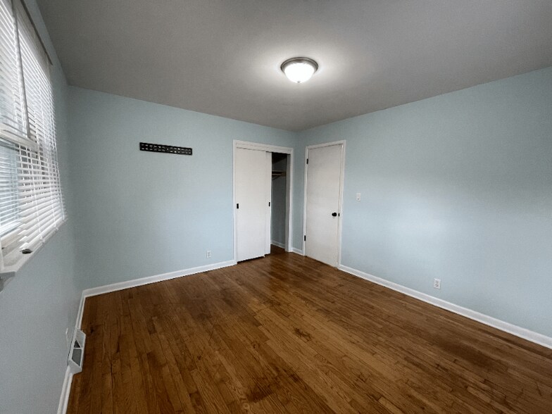 Building Photo - 1025 Mayfair Dr