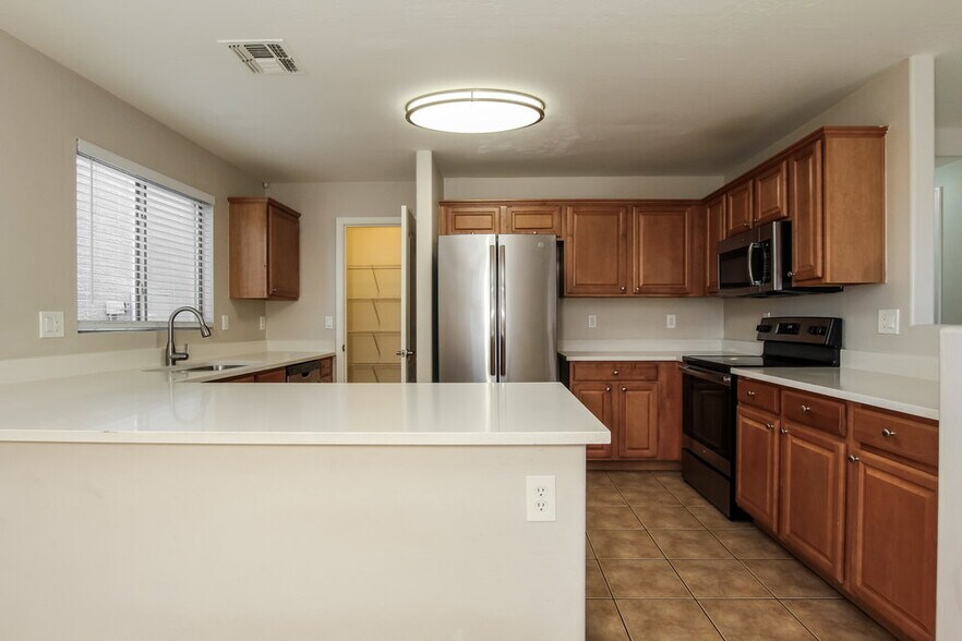 Building Photo - 6728 N 130th Ave