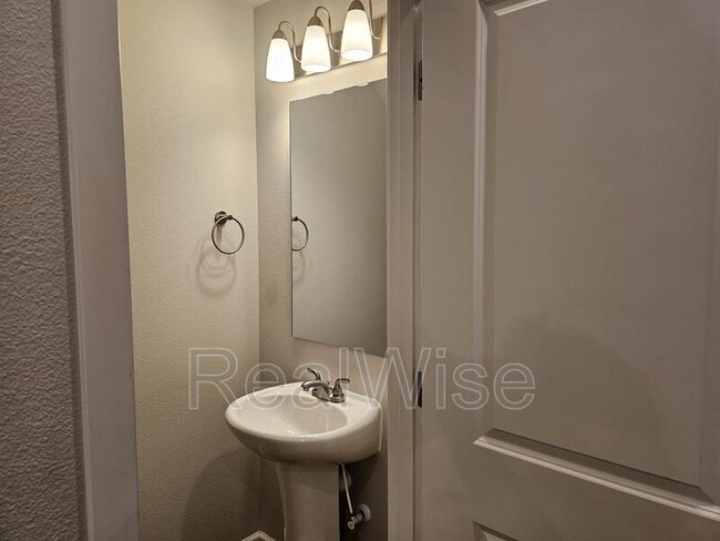 Building Photo - 5724 NE 58th Way