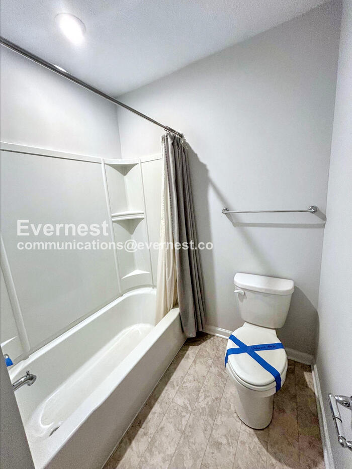 Building Photo - 830 S Greenway Dr