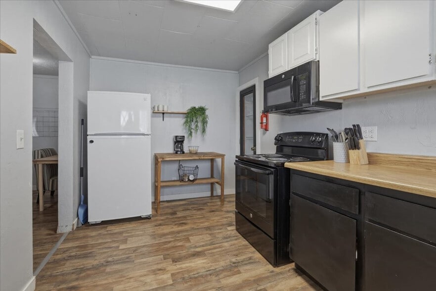 Building Photo - 290 E 4th S