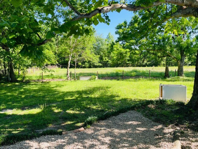 Building Photo - Spacious Duplex just north of I10 and Monroe
