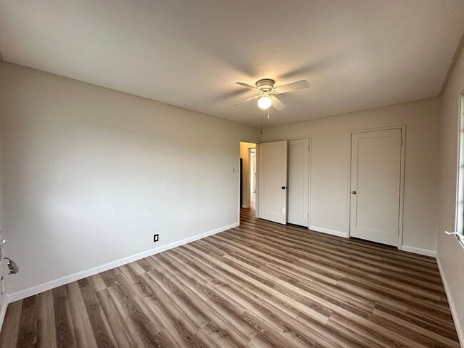 Building Photo - Corner Lot!