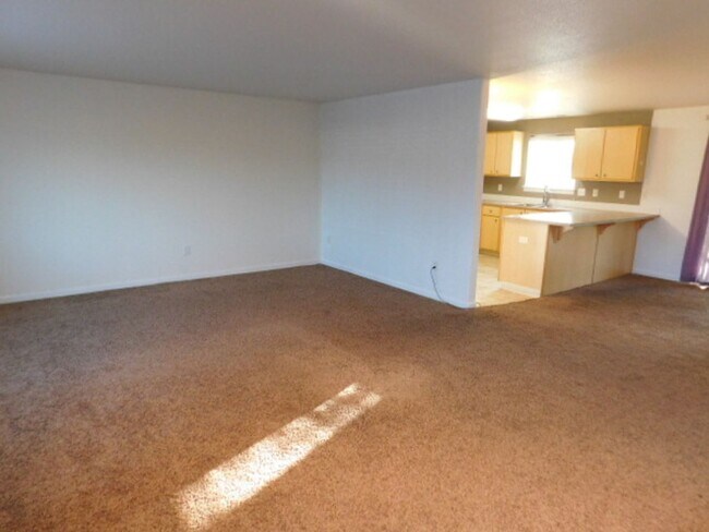 Building Photo - 3Bd/2.5Ba Two-story house- Available to View!