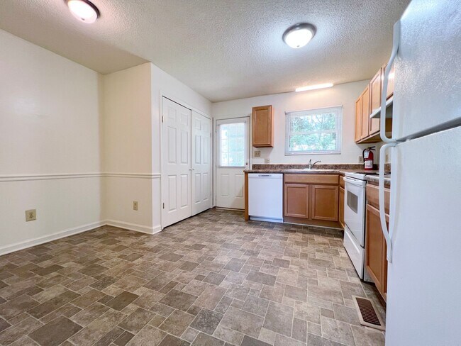 Building Photo - Three-Bedroom, Two Bathroom at Hill Street Duplex