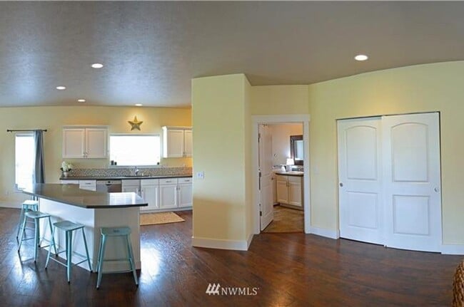 Building Photo - House for rent located on Moses golf course.
