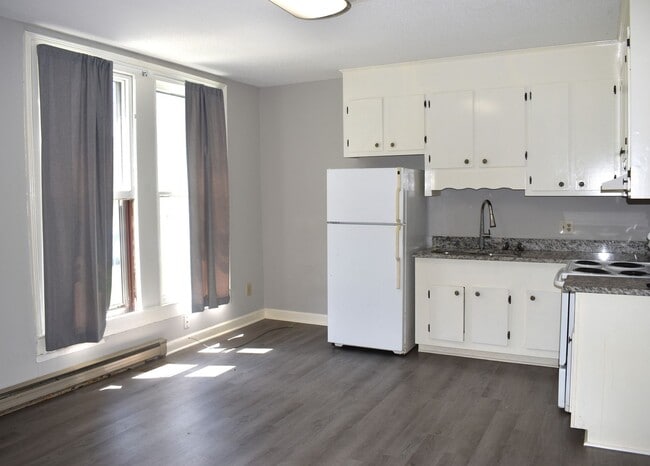 Building Photo - Newly Renovated 1 Bed/1 Bath Quadplex in C...