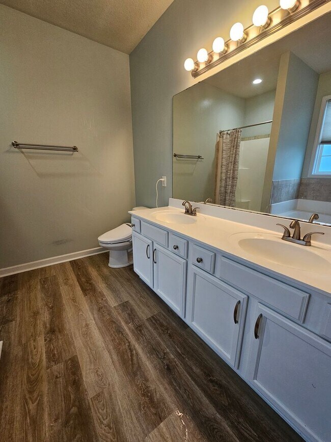 Building Photo - Spacious & Renovated 3 Bed Townhome w/ Garage