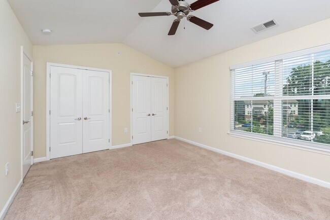 Building Photo - 3 Bedroom Townhouse Style Apartments END U...