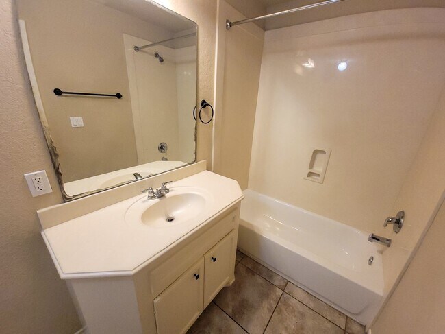 Building Photo - 115 Sendero Dr