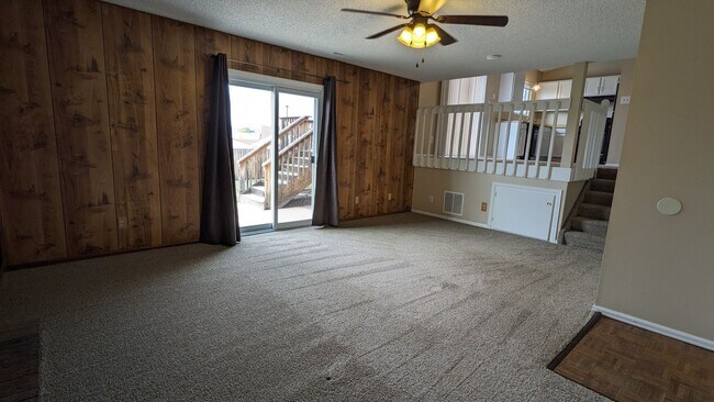 Building Photo - COZY TRI-LEVEL 3 BED/2 BATH NEAR CIMMARON ...