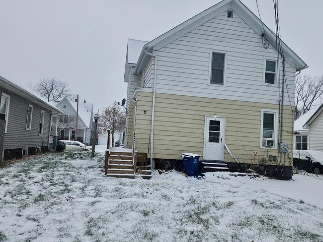 Building Photo - 1801 N Wisconsin St