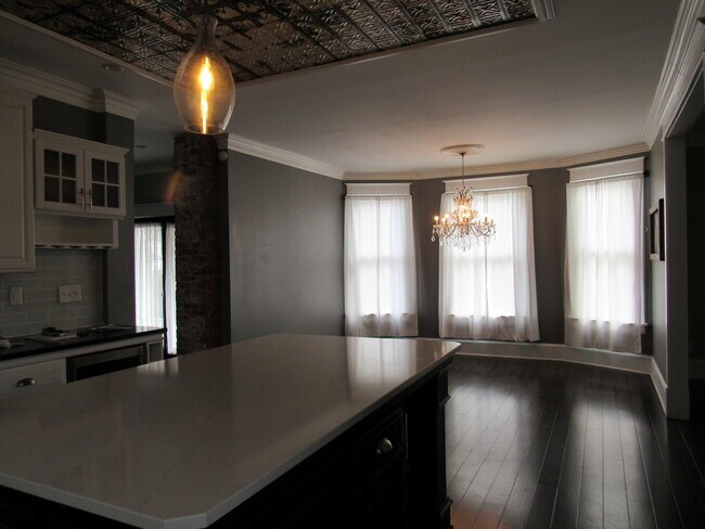 Building Photo - 2322 E 11th St