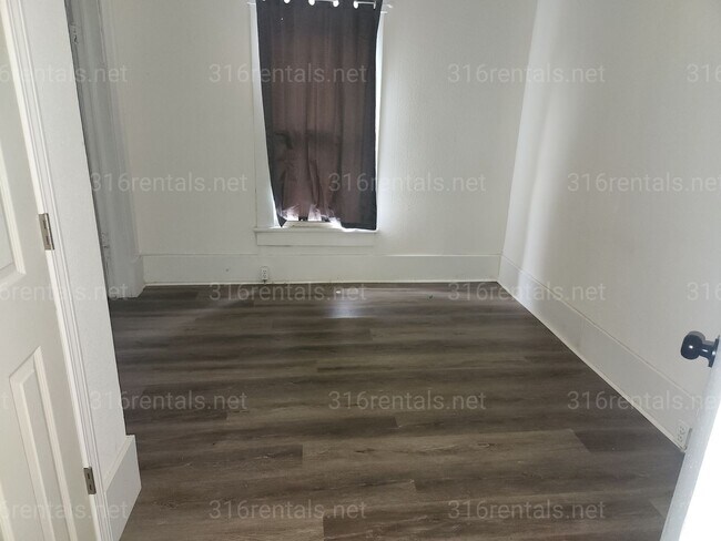 Building Photo - $1125- 3 bedroom / 2 bathroom - Single Family Home