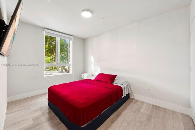 Building Photo - Distinctive 3-Bedroom Garden Villa in Aven...