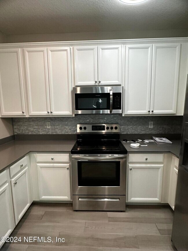 Building Photo - 7371 Palm Hills Dr