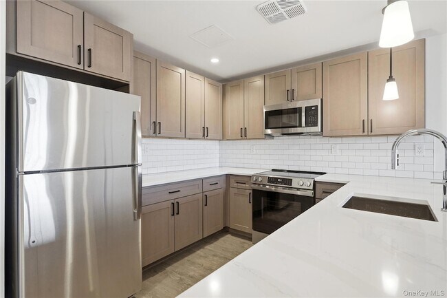 Building Photo - 180 Deer Park Ave