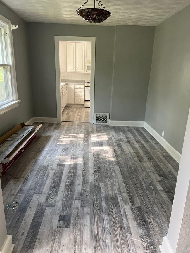 Building Photo - 3 bedroom/2 bath house
