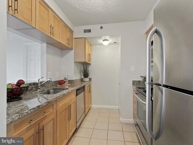 Building Photo - 10101 Grosvenor Pl