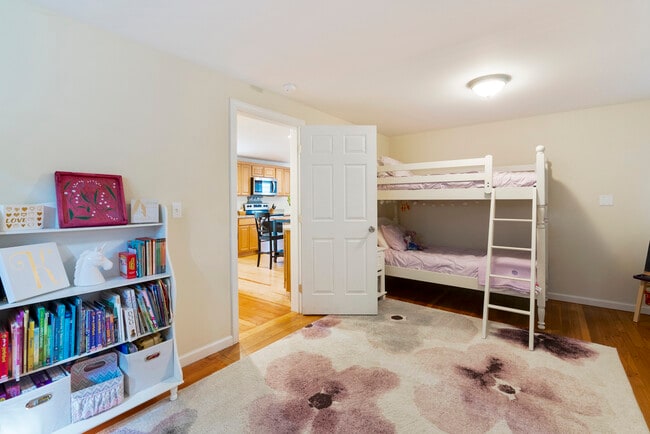 Building Photo - 160 Beecher St