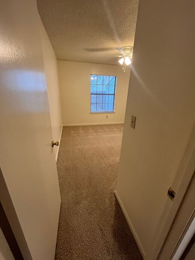 Building Photo - Classic Manor