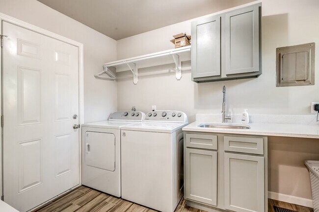 Building Photo - 11 N Pecan Dr